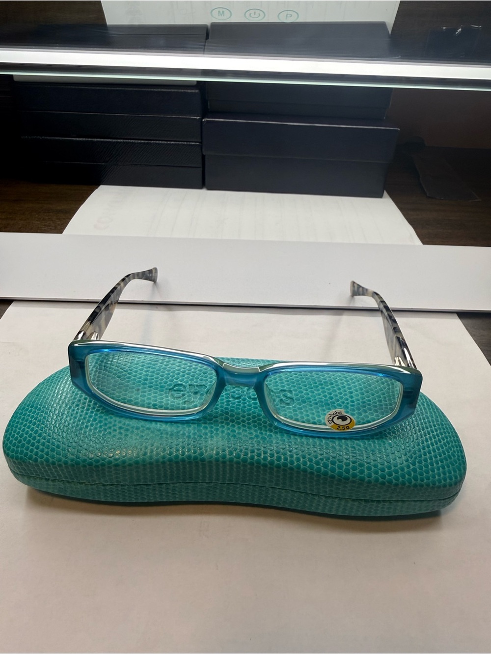 Brand new Women’s Eyebobs Reading Glasses 2.50 with Patterned Arms